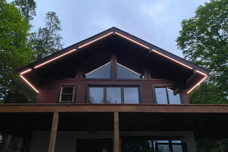 Résidence avec éclairage architectural intégré